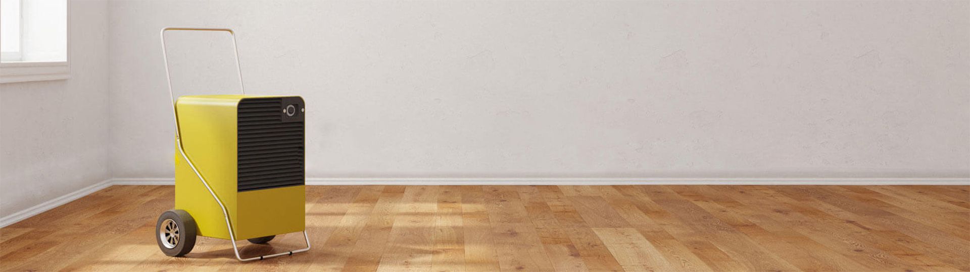 Mobiles Bautrocknungsgerät in einem leeren Raum mit Holzfußboden